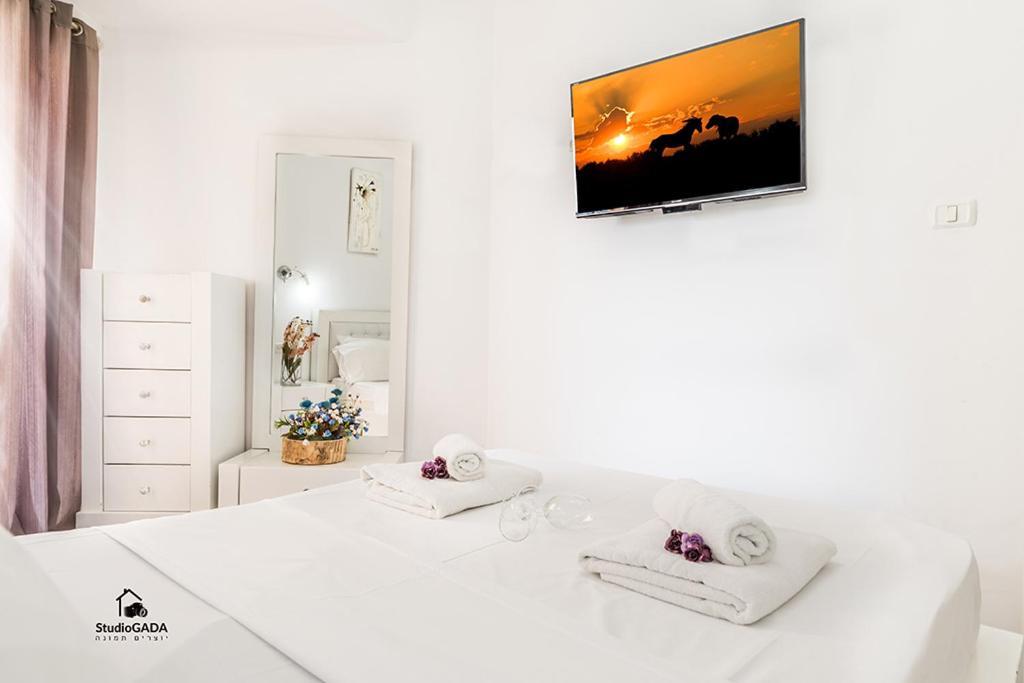 Kings & Queens By The Lake Apartment ทิเบเรียส ภายนอก รูปภาพ
