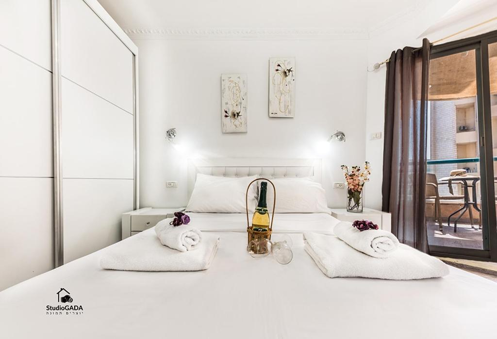 Kings & Queens By The Lake Apartment ทิเบเรียส ภายนอก รูปภาพ