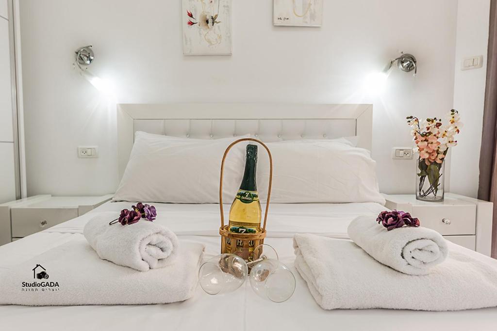 Kings & Queens By The Lake Apartment ทิเบเรียส ภายนอก รูปภาพ