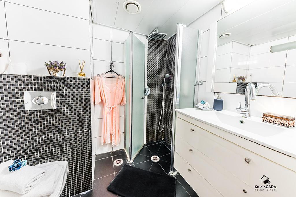 Kings & Queens By The Lake Apartment ทิเบเรียส ภายนอก รูปภาพ
