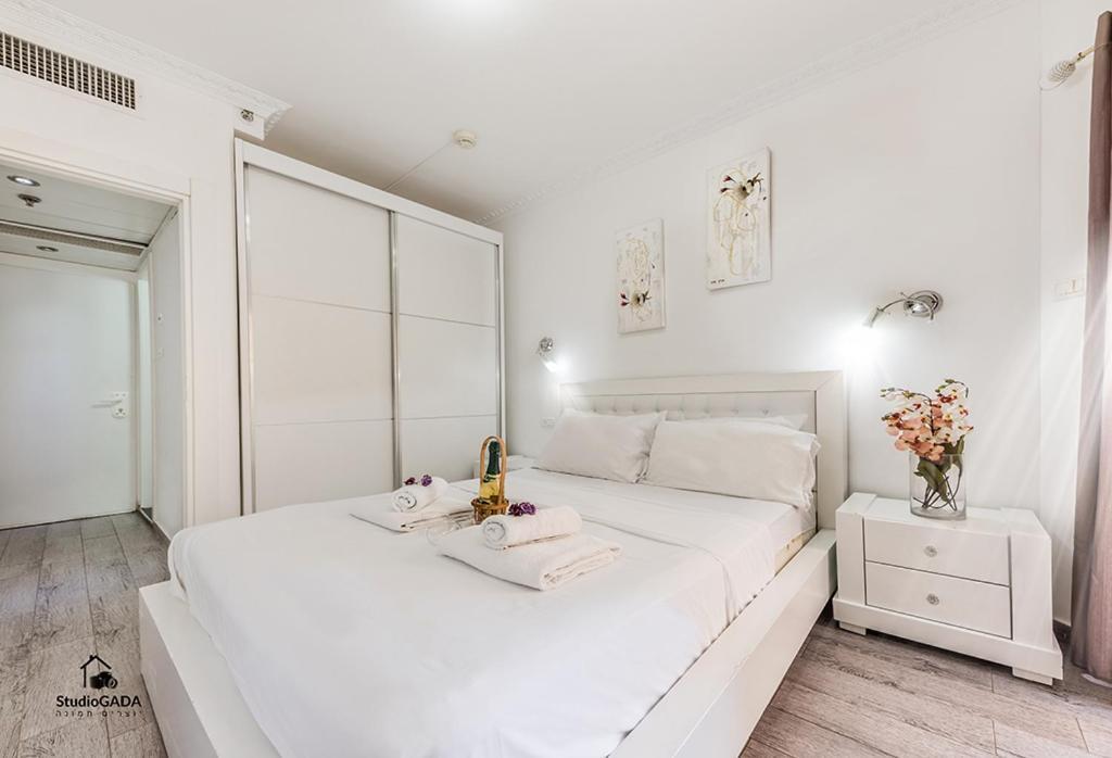 Kings & Queens By The Lake Apartment ทิเบเรียส ภายนอก รูปภาพ